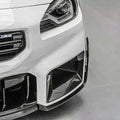 Fehér bmw m2 első lökhárító carbon fiber alsó beömlőkkel sportos design és bmw m3 kipufogó rendszer kompatibilis