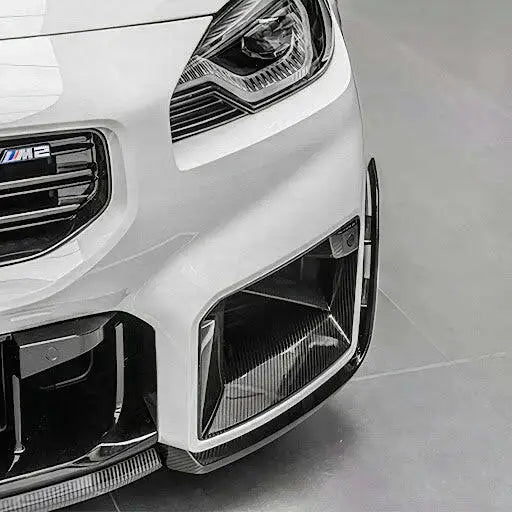 Fehér bmw m2 első lökhárító carbon fiber alsó beömlőkkel sportos design és bmw m3 kipufogó rendszer kompatibilis