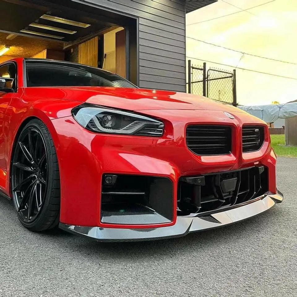 Vibráló piros bmw m2 karbon szén alsó beömlővel és aerodinamikai karosszériával a kipufogó rendszerhez