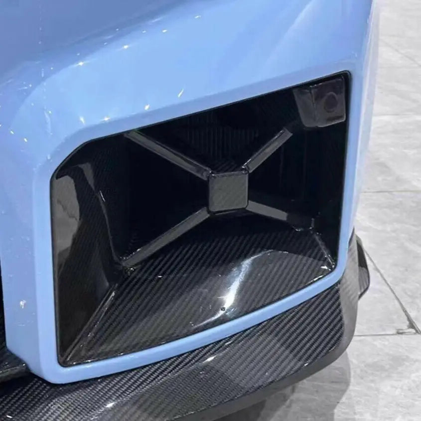 Light kék első lökhárító fekete carbon fiber kiegészítőkkel és központi x alakú hűtőrácssal bmw m3 kipufogó rendszerhez