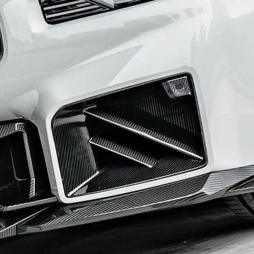 Carbon fiber alsó beömlők bmw g87 m2 carbon fiber anyagból, elegáns szögletes kialakítással, kipufogó rendszerhez kapcsolódó