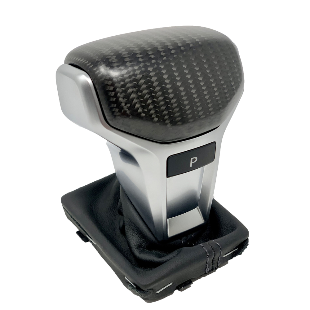 Carbon-covered gear knob on the shifter with leather boot, three-quarter view – Audi R8 4S