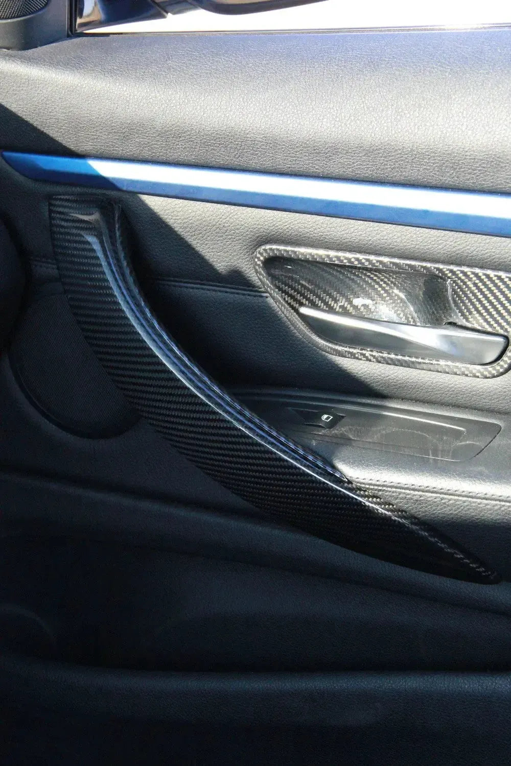 BMW F30 ajtókárpitja közelről, felszerelt carbon belső kilincs borítással