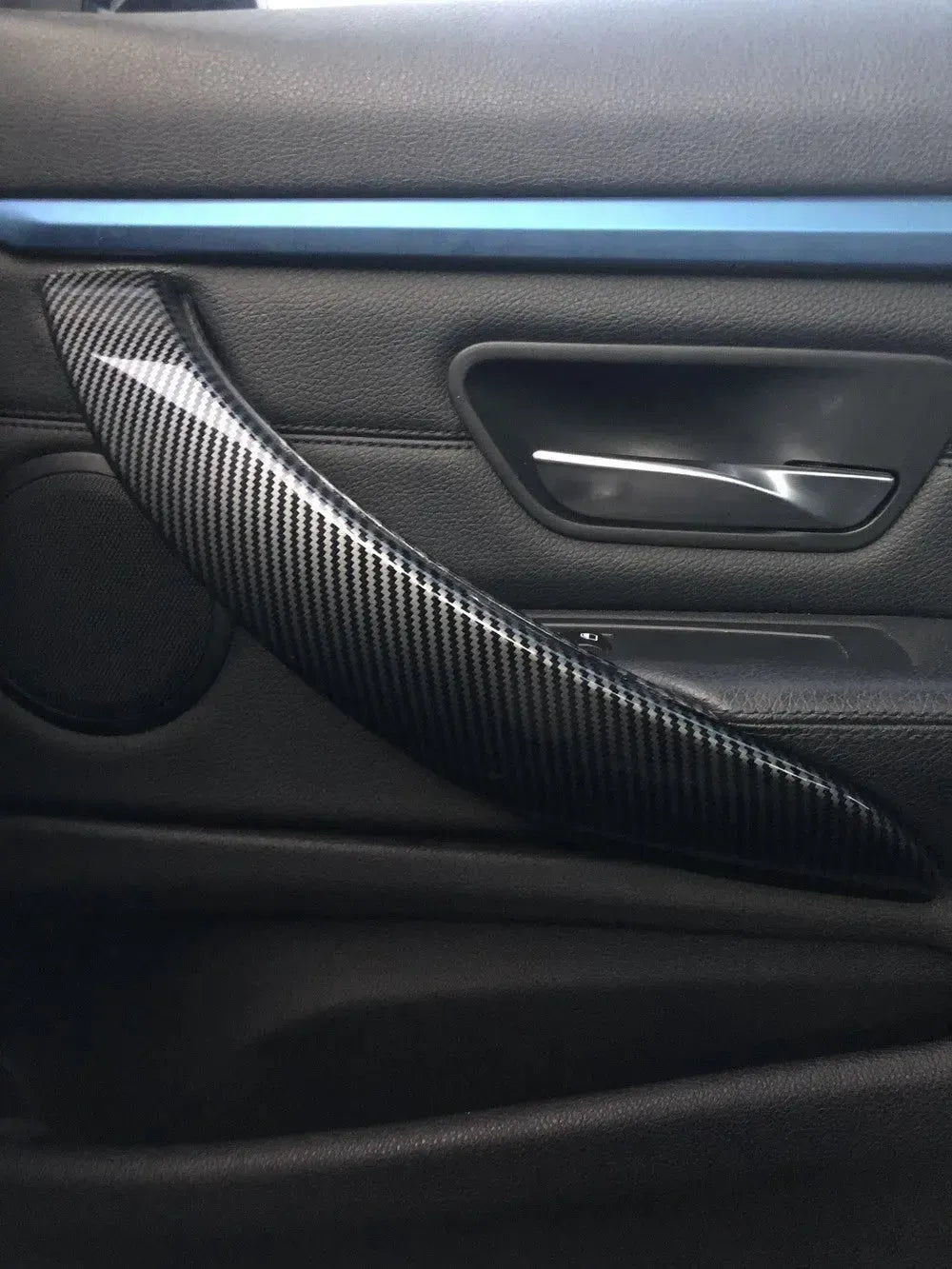 BMW F30 ajtó belső oldala carbon kilincs borítással és kék hangulatvilágítással