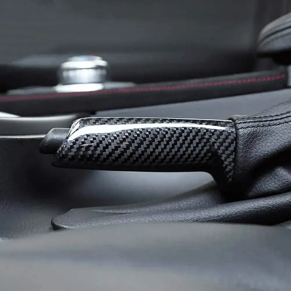 BMW F30 belterében felszerelt carbon kézifékkar borítás közelről