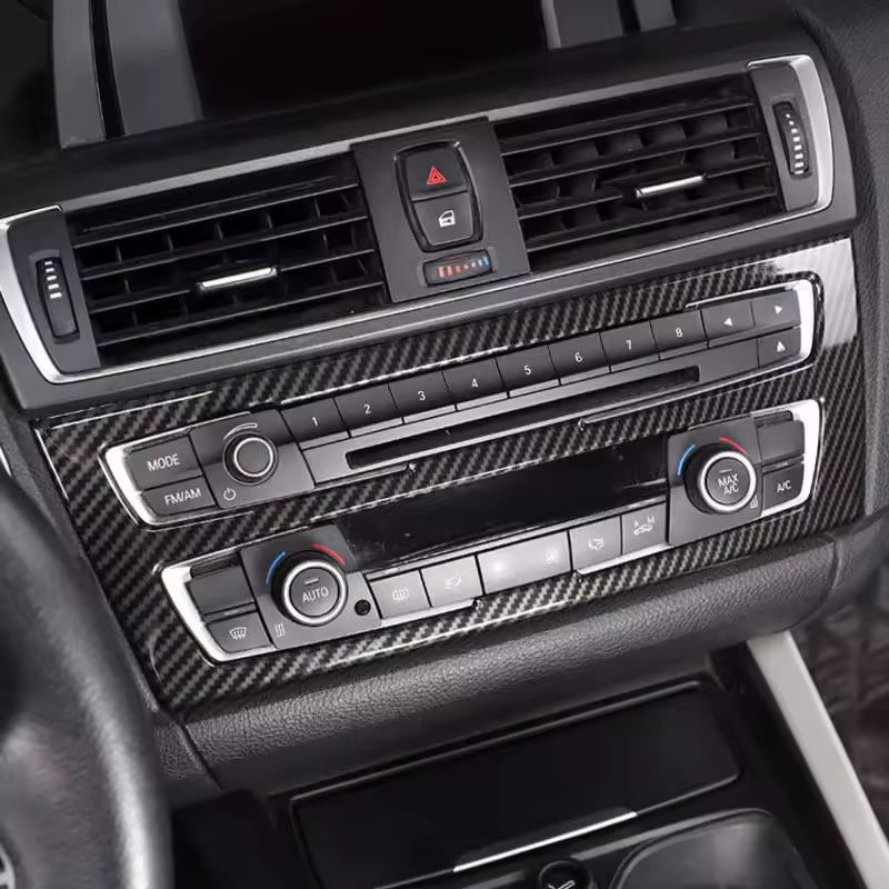Műszerfal középső része felszerelt carbon rádió- és klímapanel kerettel – BMW F30
