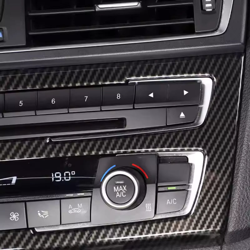Carbon díszkeret a rádió és a klímavezérlő körül, felszerelve, közelről – BMW F30