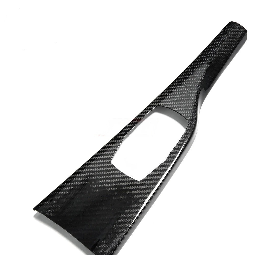 Carbon középkonzol díszléc váltókivágással, fehér háttér előtt – BMW F30 / F32