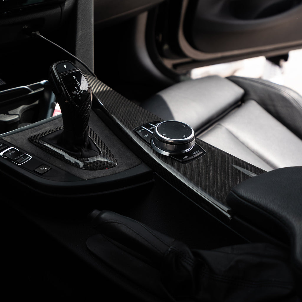 BMW F30 belső tér, carbon középkonzol díszléc az iDrive és a váltó mellett