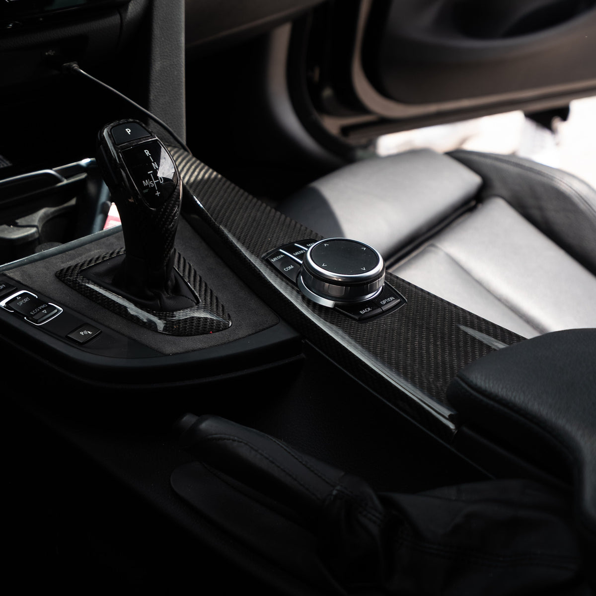 BMW F30 belső tér, carbon középkonzol díszléc az iDrive és a váltó mellett