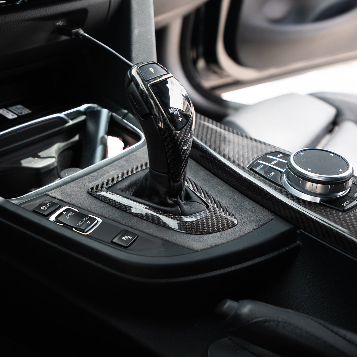 BMW F30 carbon középkonzol díszléce és váltókerete közelről, felszerelve