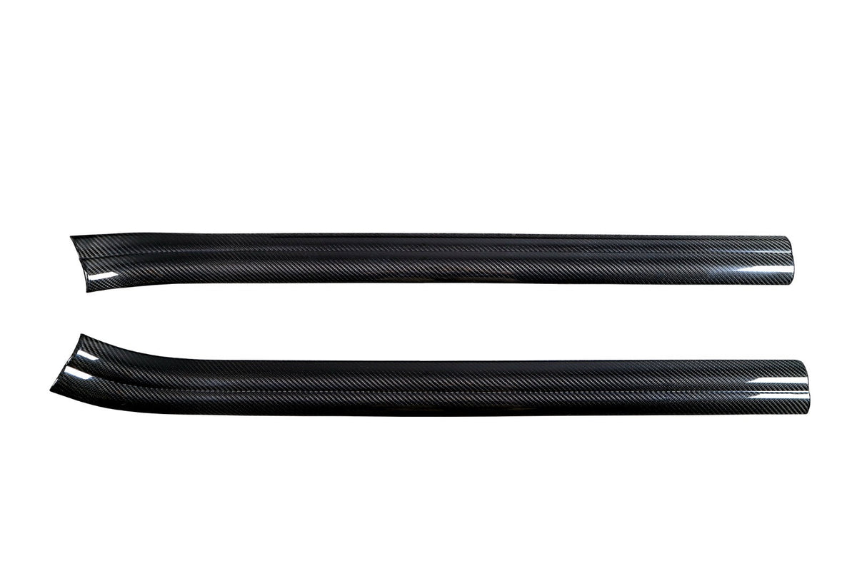 2 db hosszú carbon belső küszöb díszléc fehér háttér előtt – BMW F32