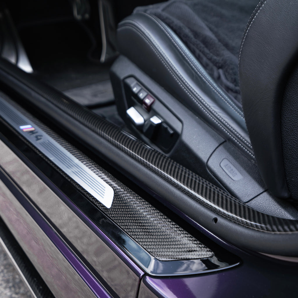 Lila BMW F82 M4 ajtóküszöbe felszerelt carbon belső küszöb díszléccel