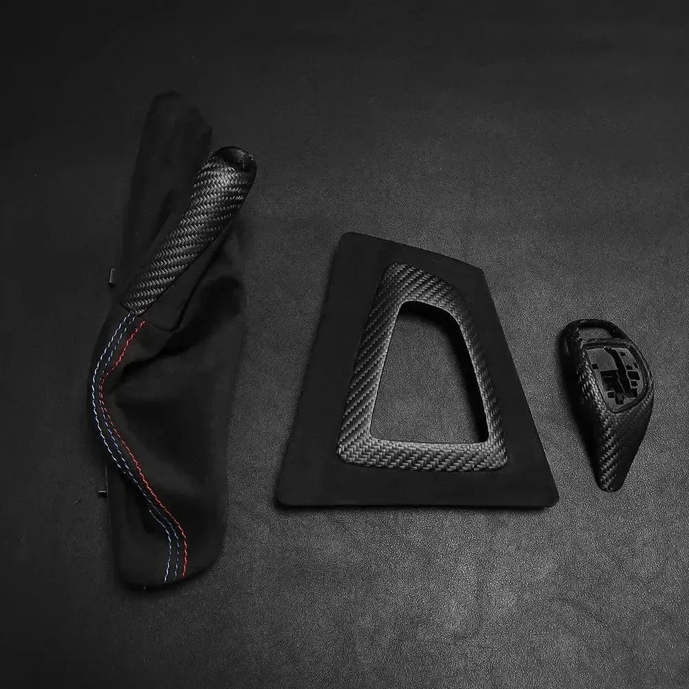 3 részes carbon váltó és kézifék szett Alcantarával, sötét háttér előtt (MP Style) – BMW F30 / F32