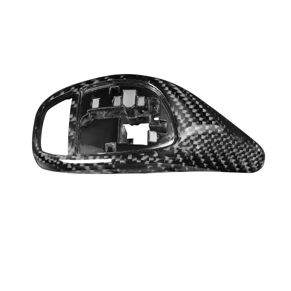 Carbon automata váltógomb borítás hátulról, ferde szögből – BMW F30 / F32