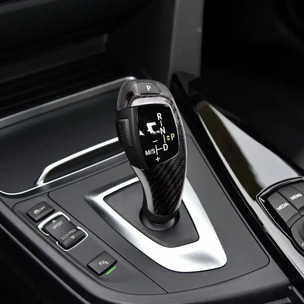 Carbon váltókar borítás felszerelve, a gyári ezüst alapkerettel – BMW F30