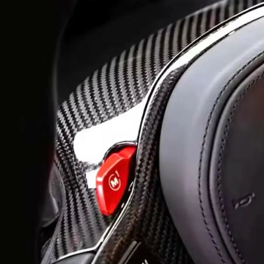 Bmw m3 kipufogó rendszerhez illő piros m gomb karbon szénszálas belső elemen g80 g81 g82 g83 g87 modellekhez