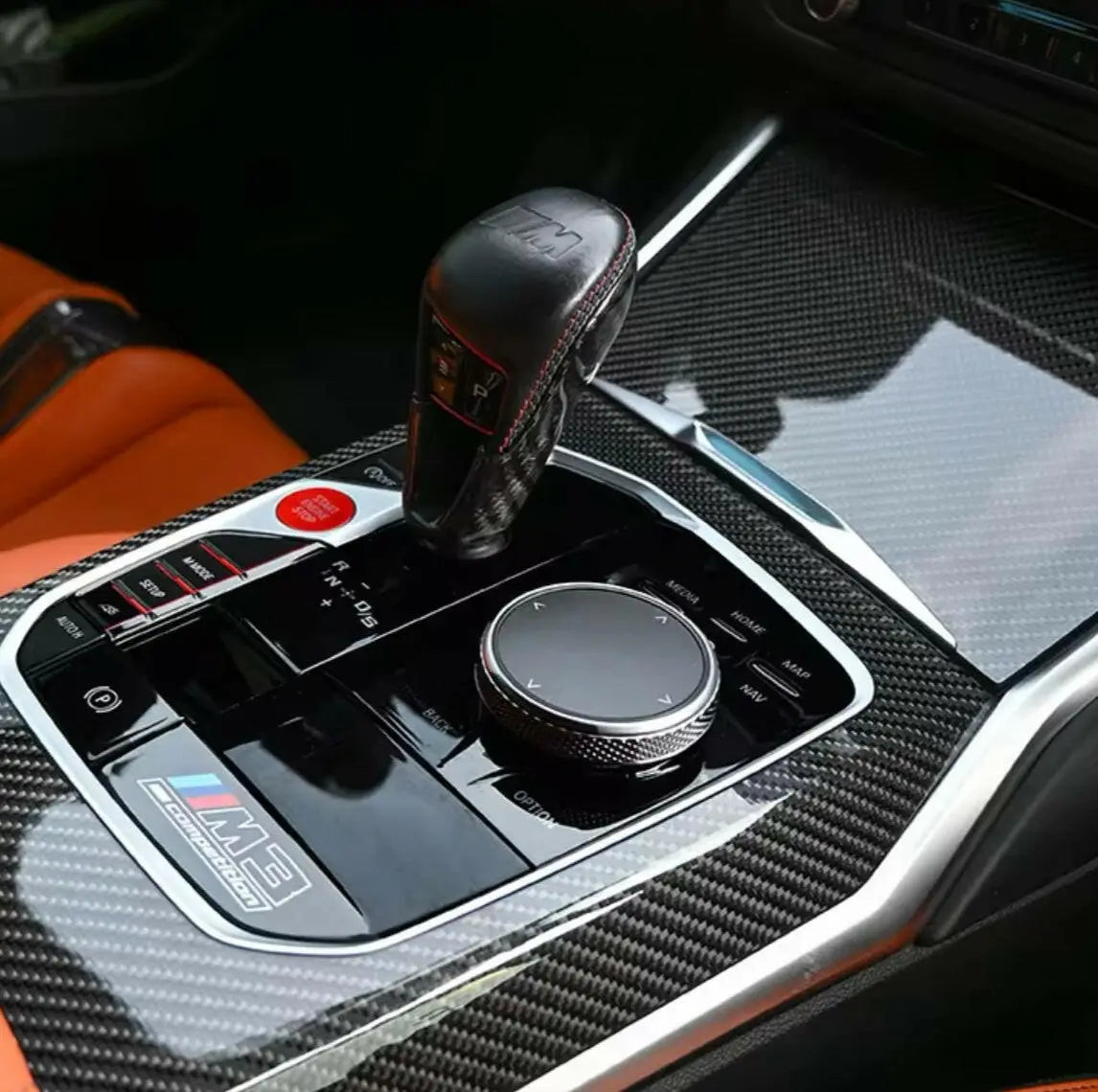 Black bőrkesztyűs váltógomb piros varrással és m3 jelzéssel carbon fiber BMW m3 kipufogó rendszer középkonzolban