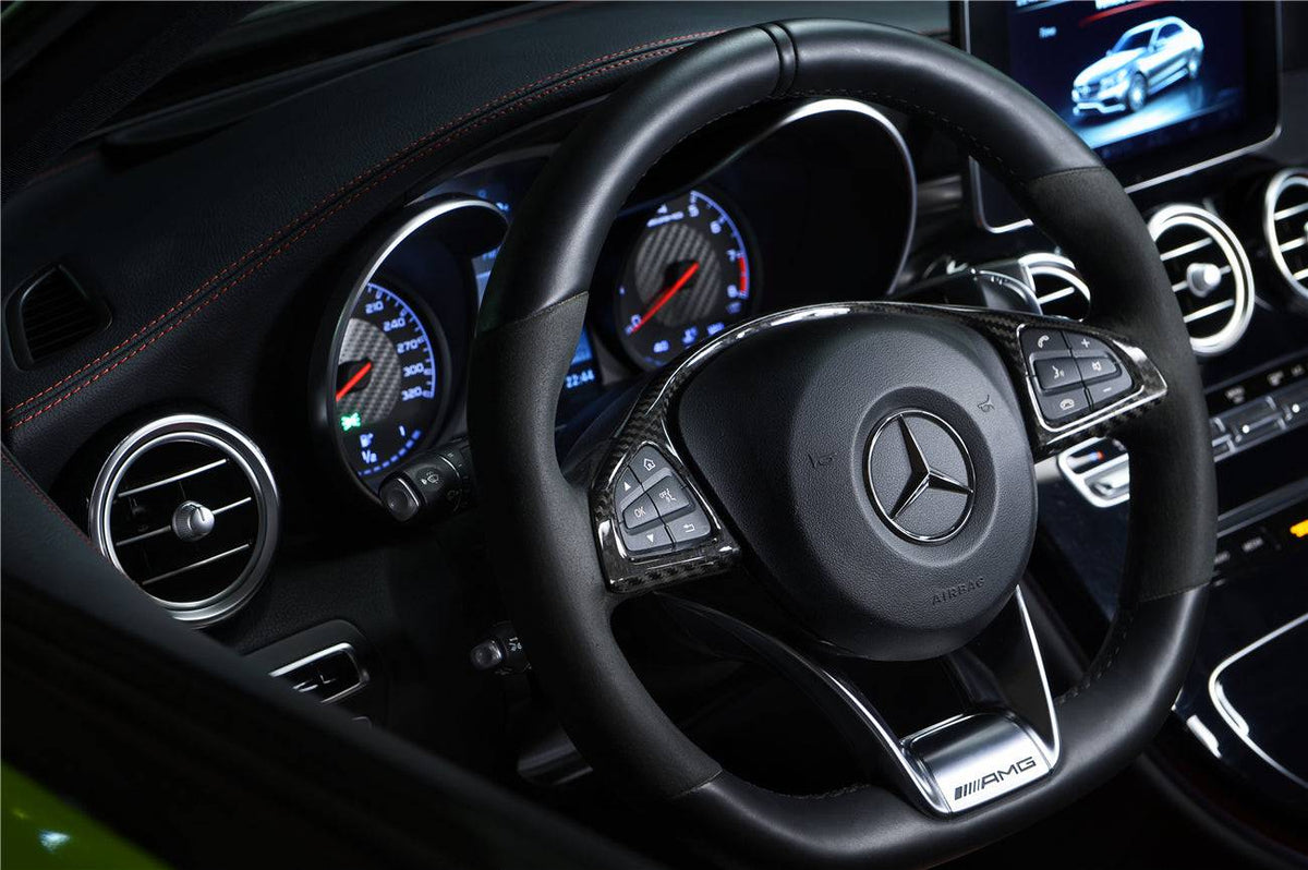 Carbon kormány díszléc pár (2 db) facelift előtti Mercedes-AMG C63 W205 kormányán, a belső díszléc szett része