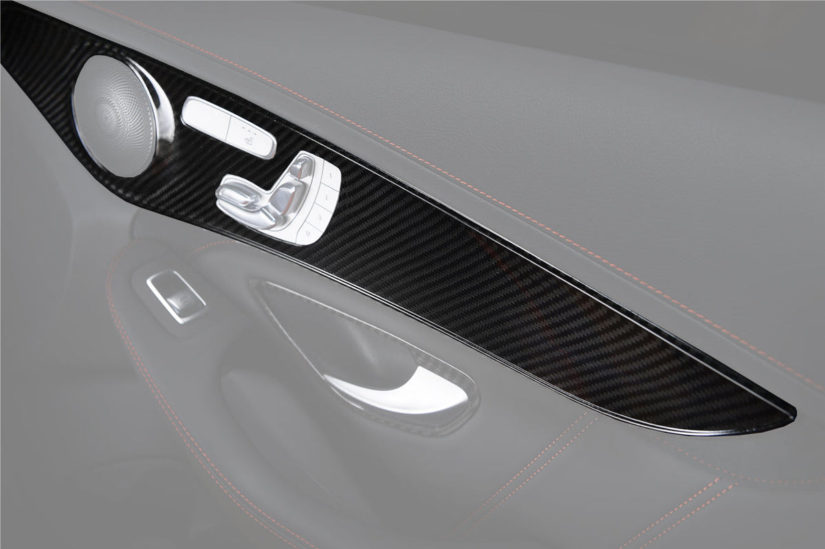 Carbon felső ajtópanel díszléc beszerelve a Mercedes-AMG C63 W205 első ajtaján