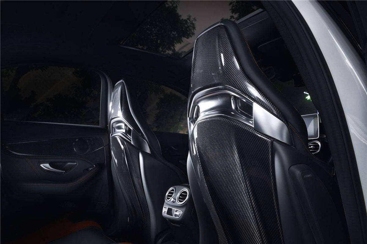 Carbon ülés háttámla borítás AMG Performance első üléseken, fehér Mercedes-AMG C63 W205 utastere hátulról
