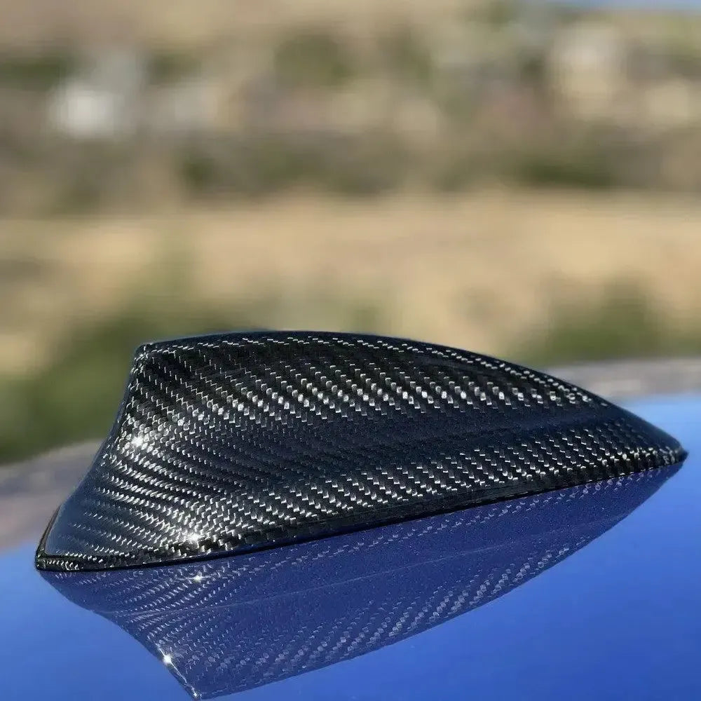 Carbon tetőantenna borítás kék BMW tetején, alacsony oldalnézetből