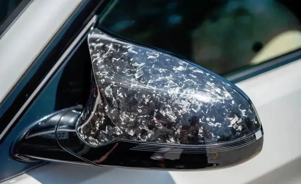 Forged carbon tükörborítás fehér BMW-n, hátulról ferdén, közelről