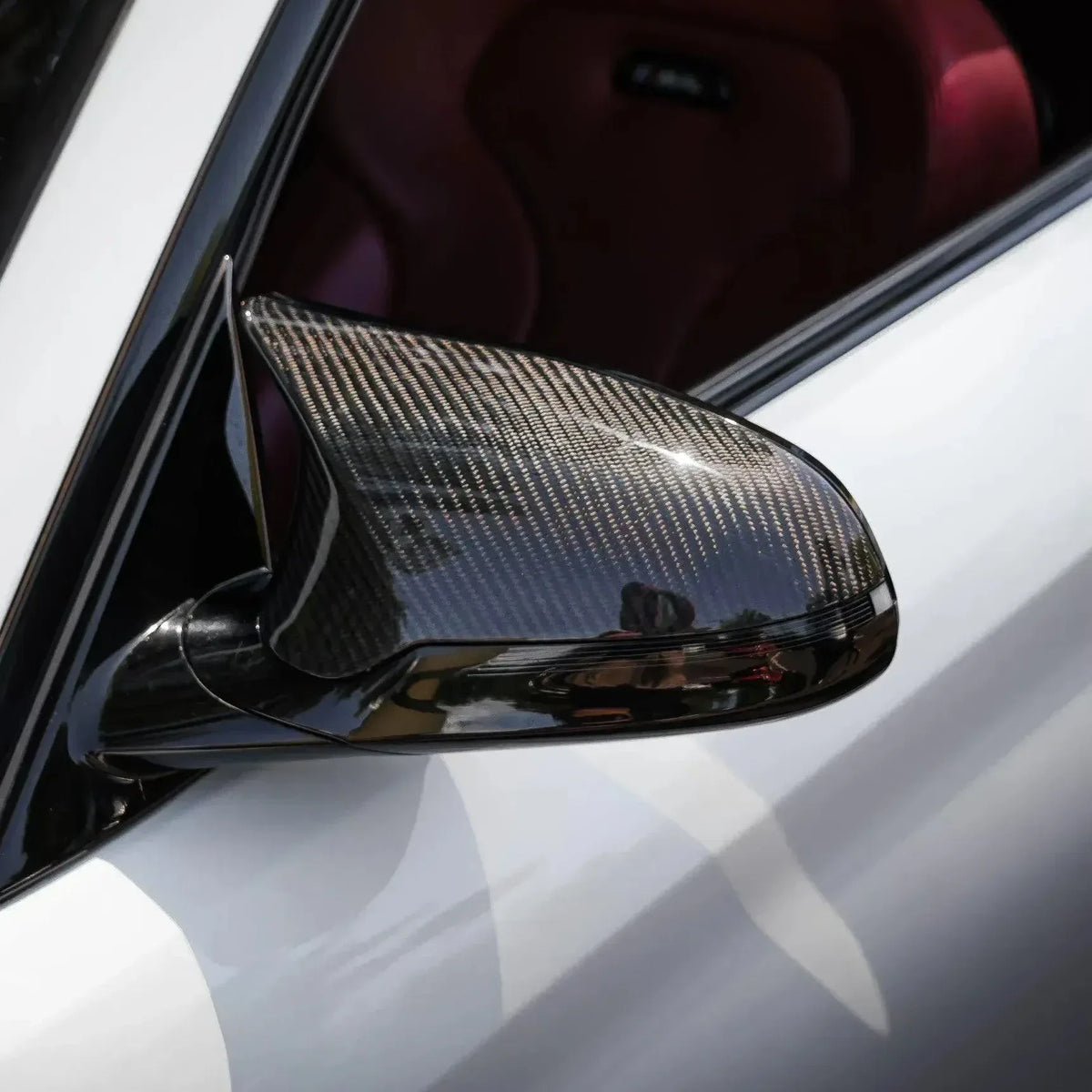 Gyári formájú carbon tükörborítás fehér BMW vezetőoldali tükrén, közelről