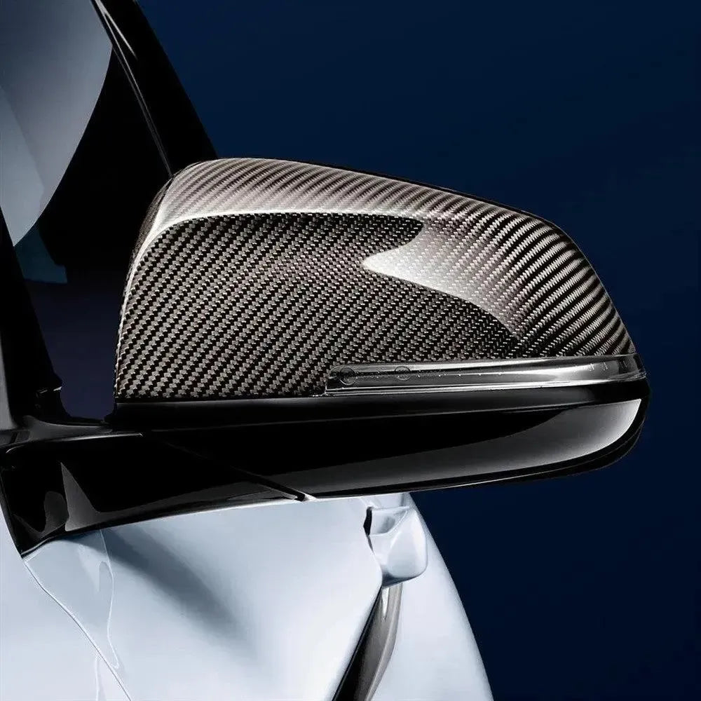 OEM Style carbon tükörborítás fehér BMW-n, sötétkék háttér előtt