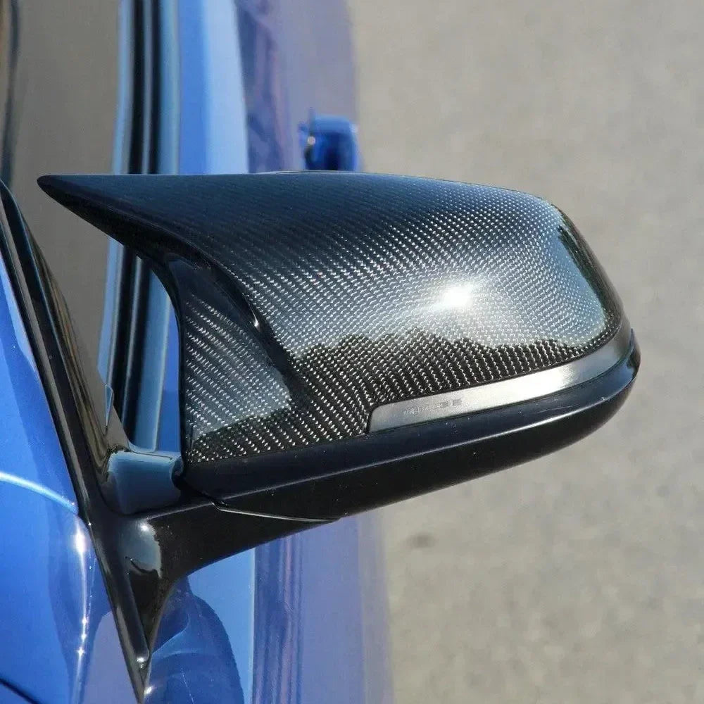 M Style carbon tükörborítás kék BMW-n, hátulról ferdén, közelről