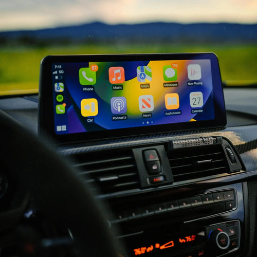 Apple CarPlay főmenü a műszerfal kijelzőjén, közelről – BMW F87 M2