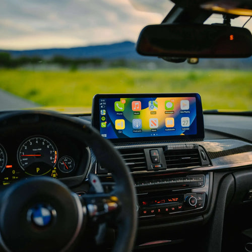 BMW F87 M2 utastere kormánnyal és Apple CarPlay-t mutató kijelzővel