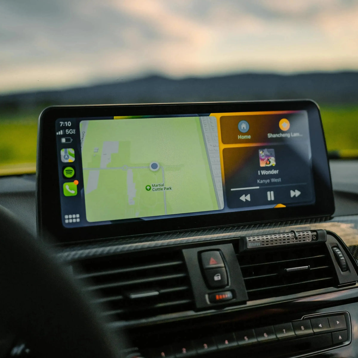 Apple CarPlay split screen with map and music player – BMW F87 M2