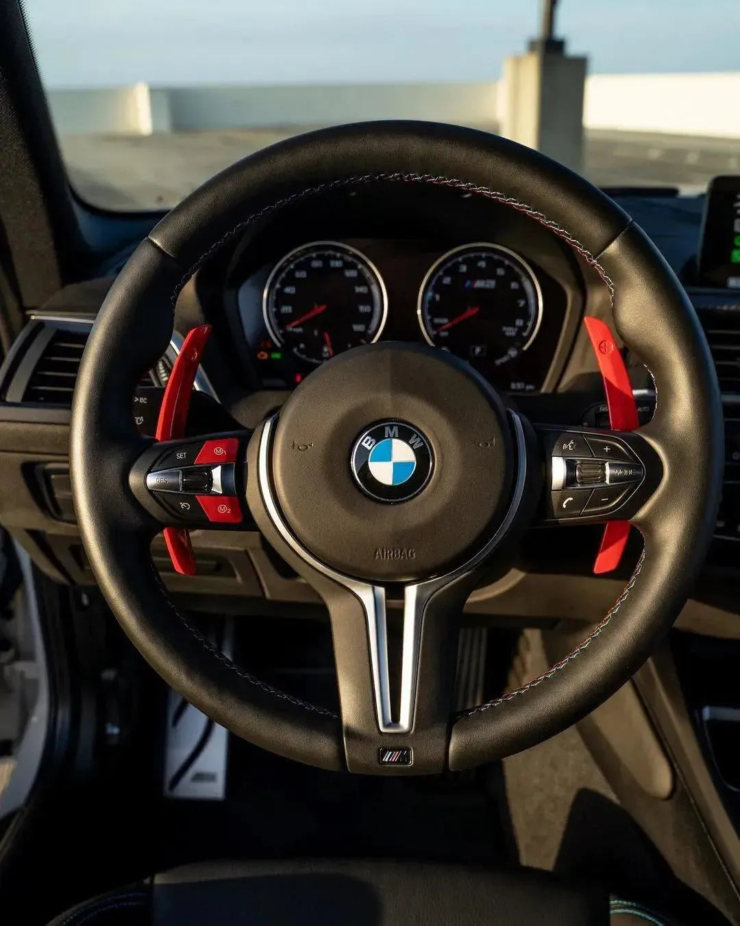 BMW M kormány beszerelt piros alumínium Competition Style váltófülekkel, utastér-nézet