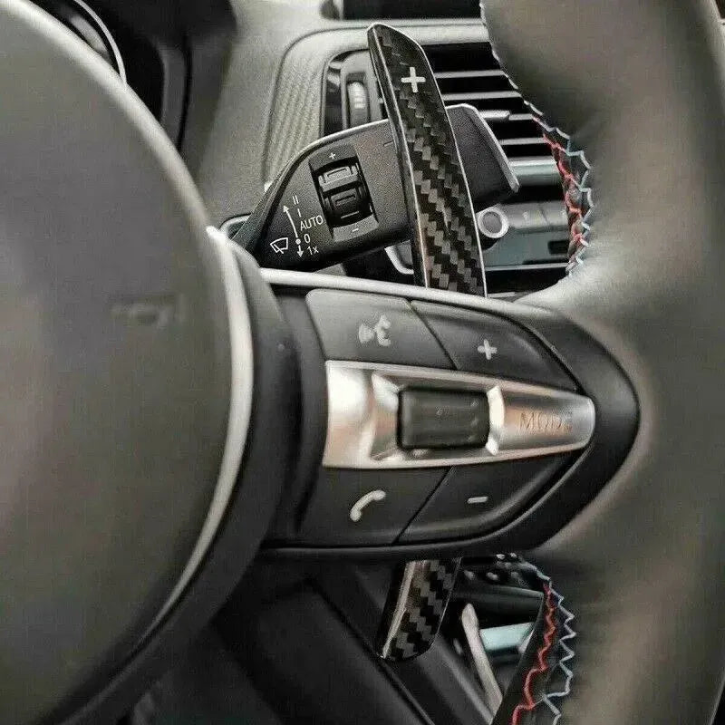 Beszerelt carbon váltófül a kormány mögött, közelről (Competition Style) – BMW F87 M2