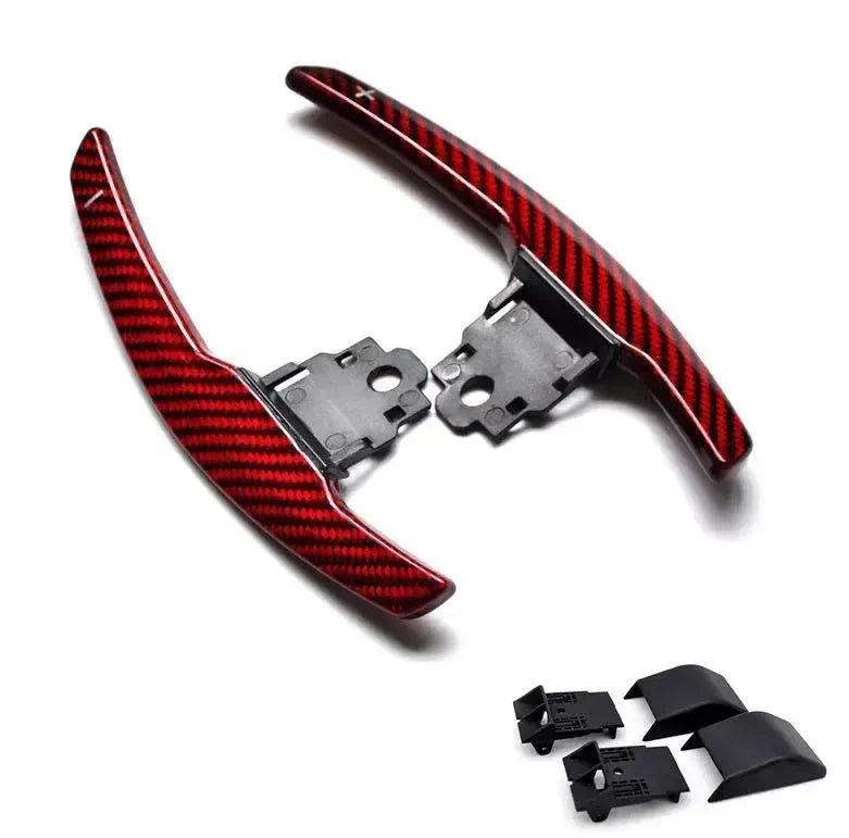 Piros carbon váltófül pár tartókkal és klipszekkel, háromnegyed nézetből (Competition Style) – BMW F87 M2
