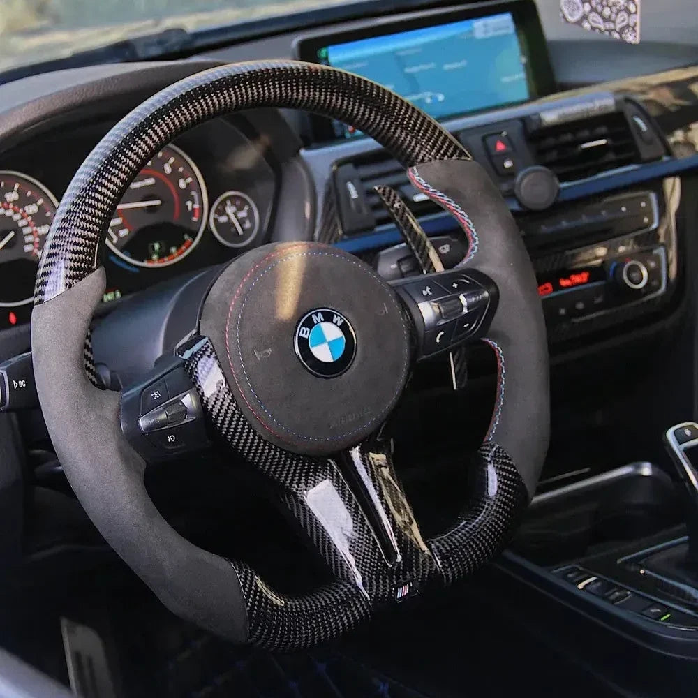 Carbon/Alcantara kormány, mögötte carbon váltófül (Competition Style) – BMW F87 M2