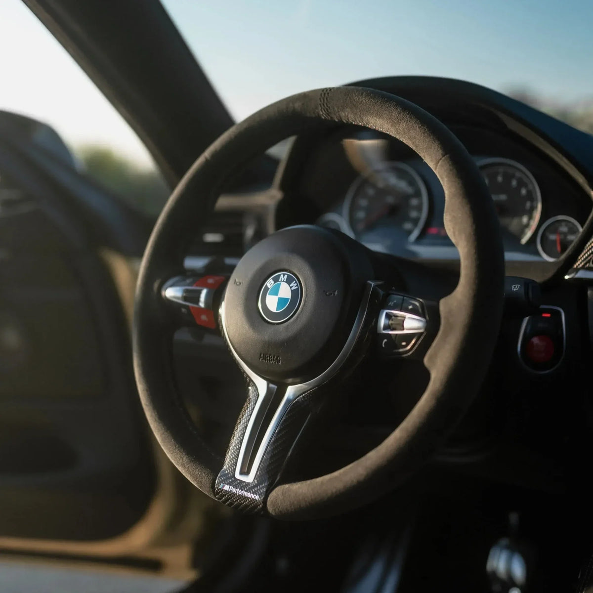 Alcantara kormány az ajtó felől, oldalról ferdén (CS Style) – BMW F széria
