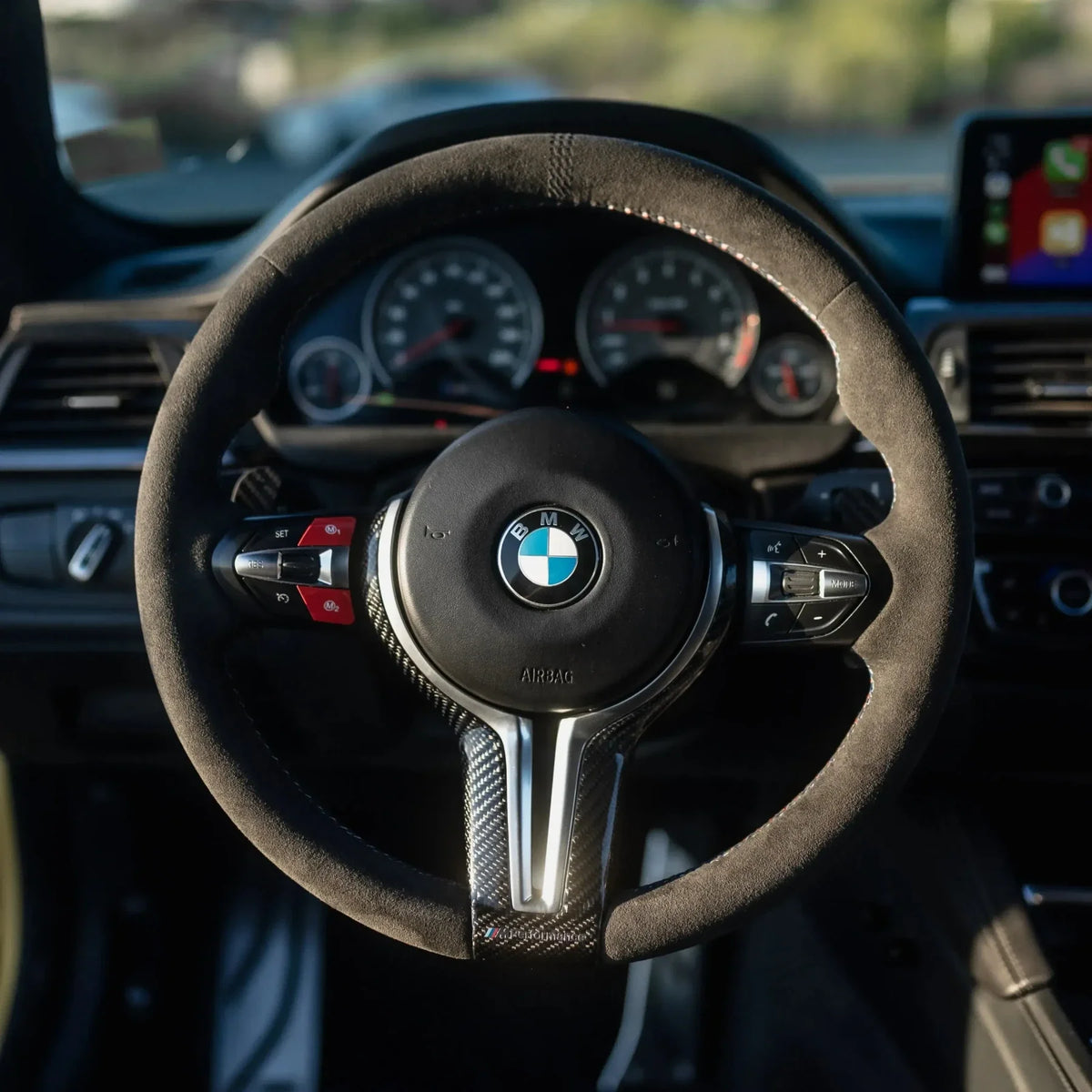 Alcantara kormány szemből, a műszerfallal (CS Style) – BMW F széria