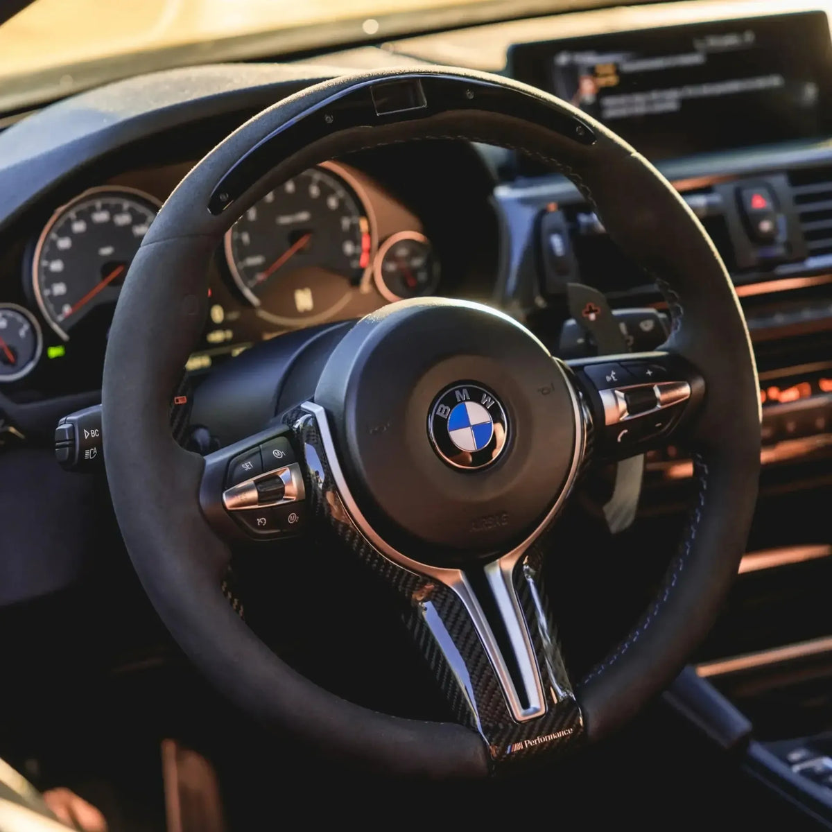 Egyedi Alcantara kormány carbon betétekkel beszerelve, elölről ferdén – BMW F széria