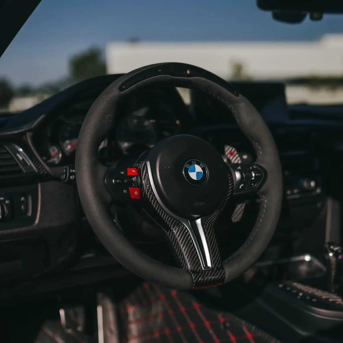 Egyedi Alcantara/carbon kormány beszerelve, tágabb utastér-nézetből – BMW F széria