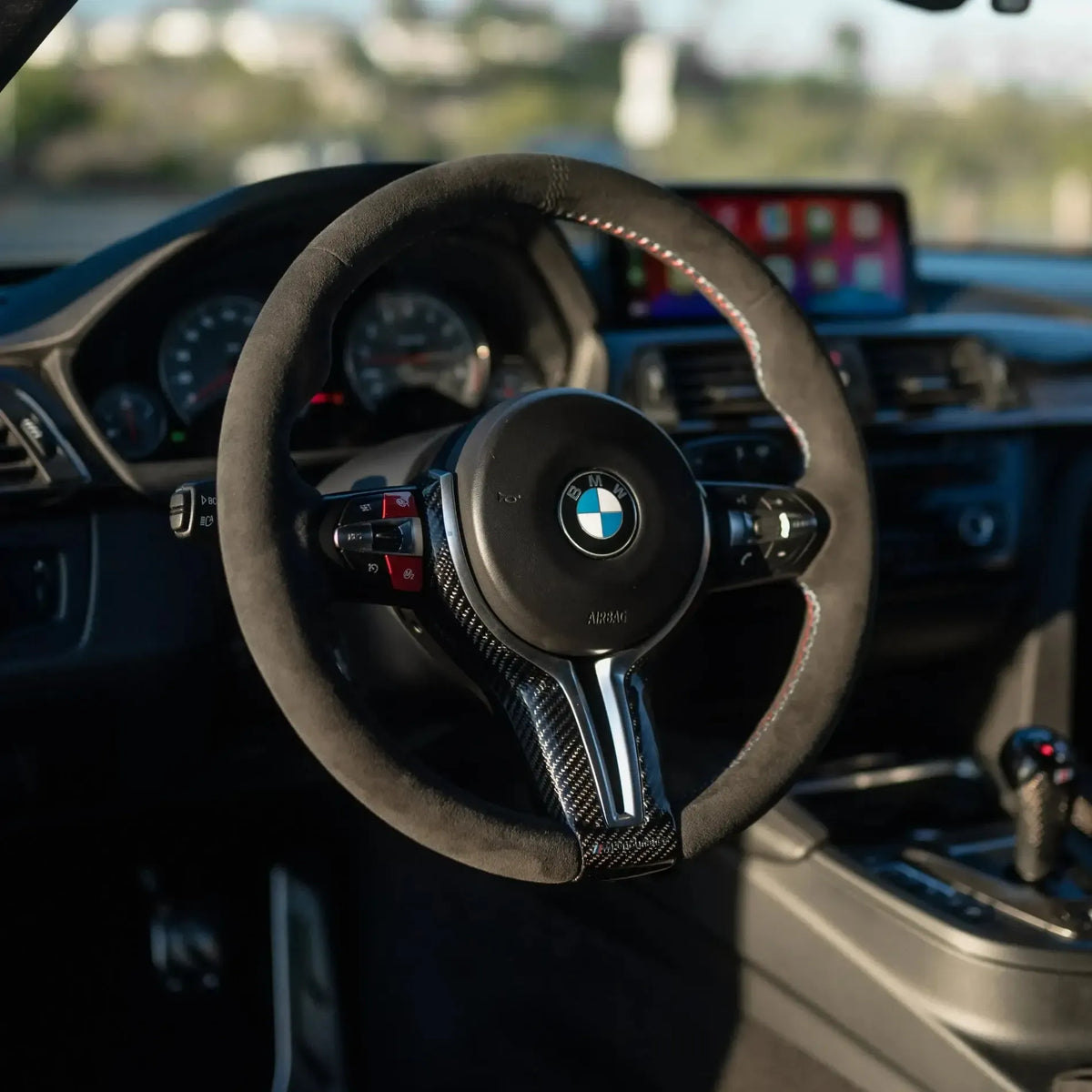 Egyedi Alcantara kormány carbon küllővel, napfényes utastérben – BMW F széria