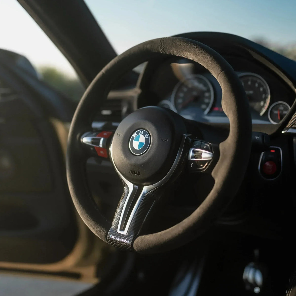 Alcantara kormány carbon küllővel, az ajtó felől ferdén (MP Style) – BMW F széria