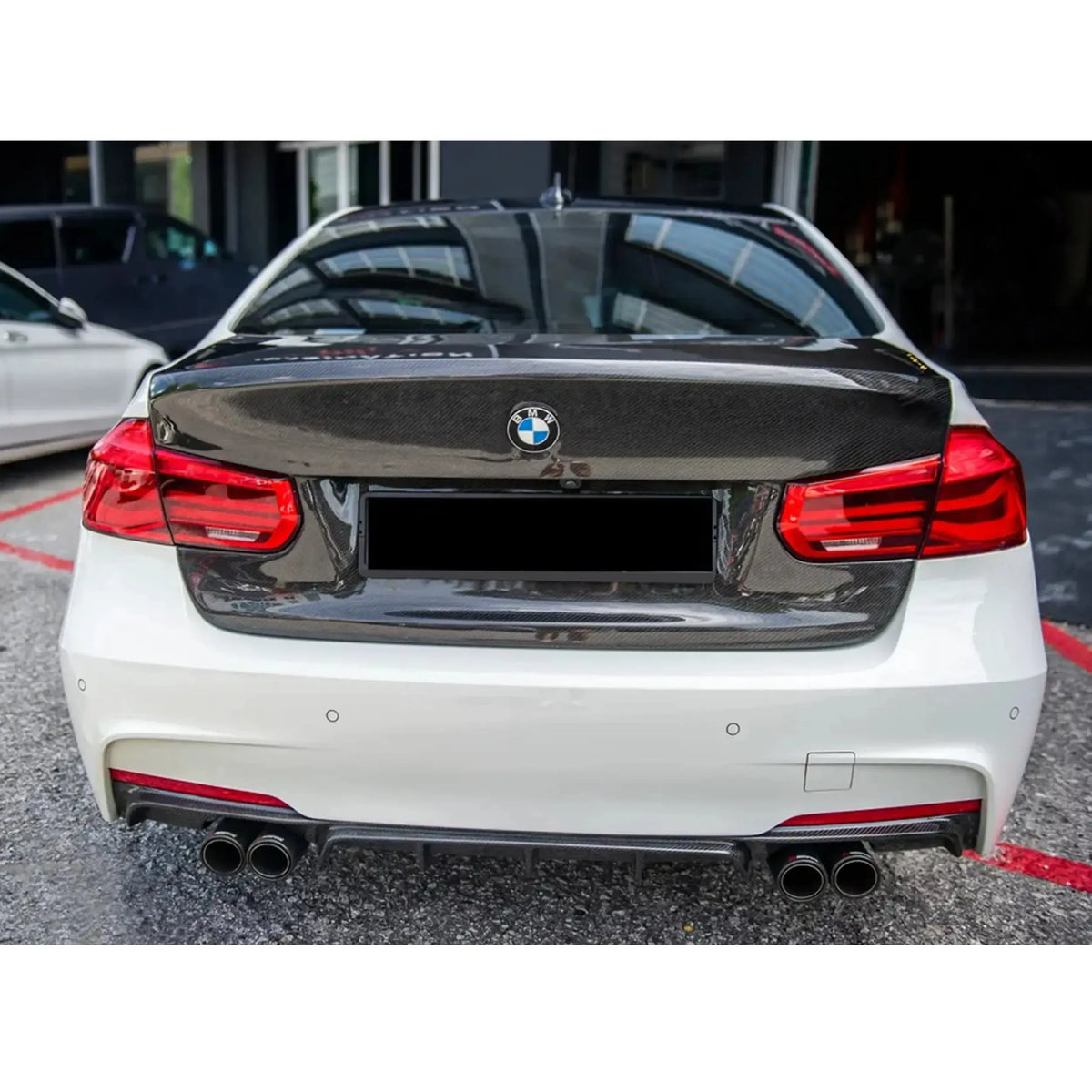 Fehér BMW F30 szedán egyenesen hátulról, felszerelt carbon csomagtartó fedéllel (MBJ Style)