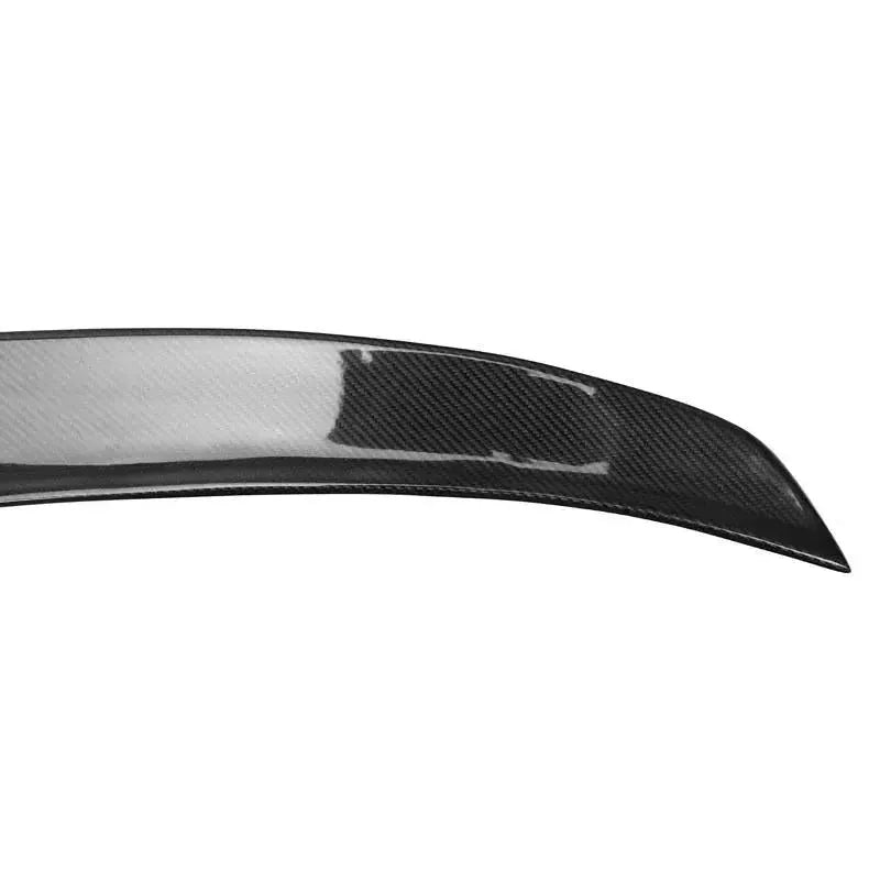 Csomagtartó spoiler vége közelről, carbon szövéssel, fehér háttéren (3D Style) – BMW F80 M3 / F30