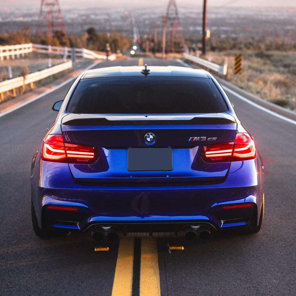Kék BMW F80 M3 CS hátulról az úton, felszerelt carbon spoilerrel (CS Style)