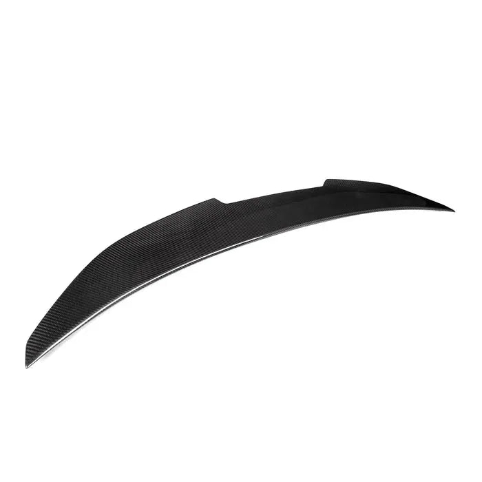 Carbon csomagtartó spoiler ferde nézetből, fehér háttéren (Ducktail Style) – BMW F80 M3 / F30