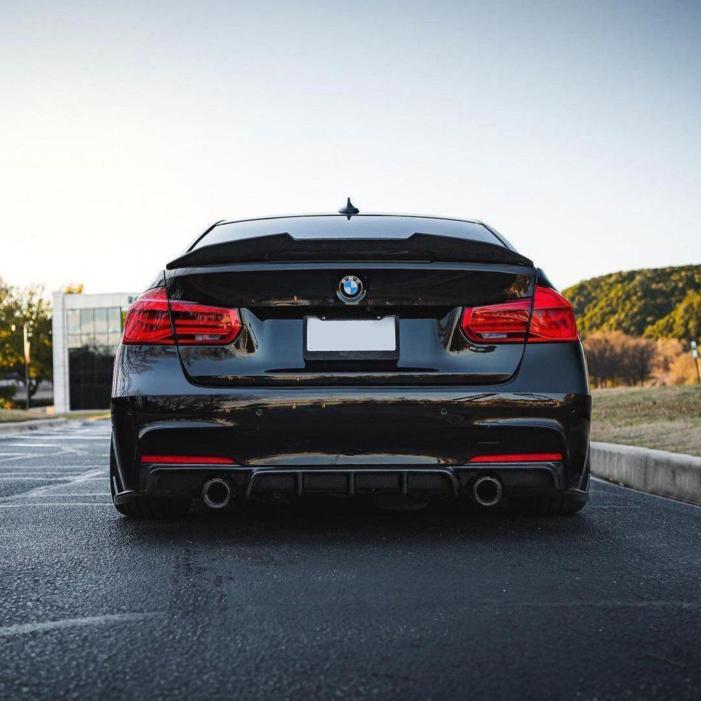 Fekete BMW F30 szedán hátulról parkolóban, csomagtartó spoilerrel (Ducktail Style)