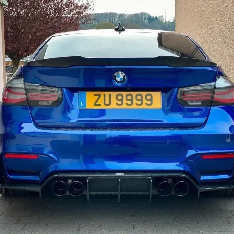 Kék BMW F80 M3 egyenesen hátulról, carbon csomagtartó spoilerrel (M4 Style)