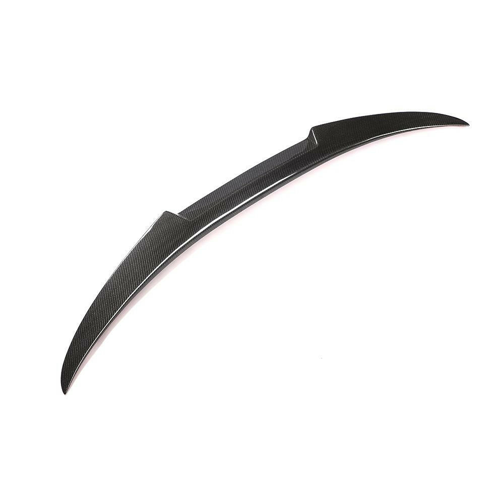 Carbon csomagtartó spoiler háromnegyed nézetből, fehér háttéren (M4 Style) – BMW F80 M3 / F30
